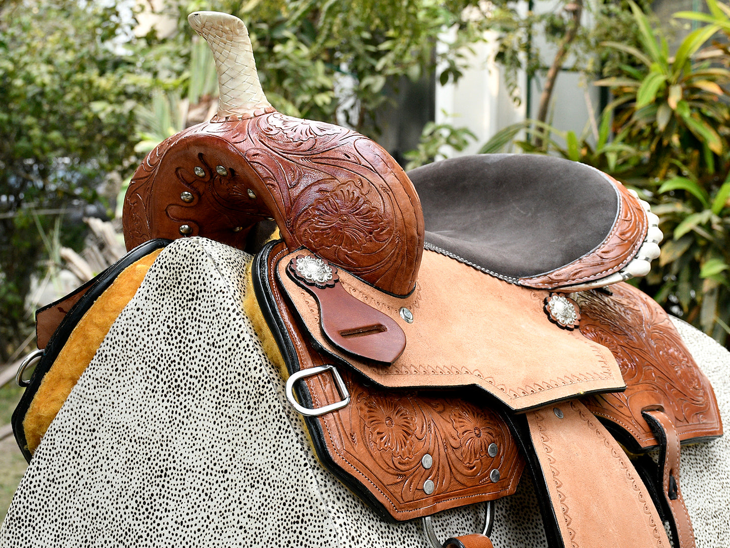 Handmade Designer Saddle in Premium Leather & Suede – Luxury, Comfort, and Durability. (Art-WSD-01 )