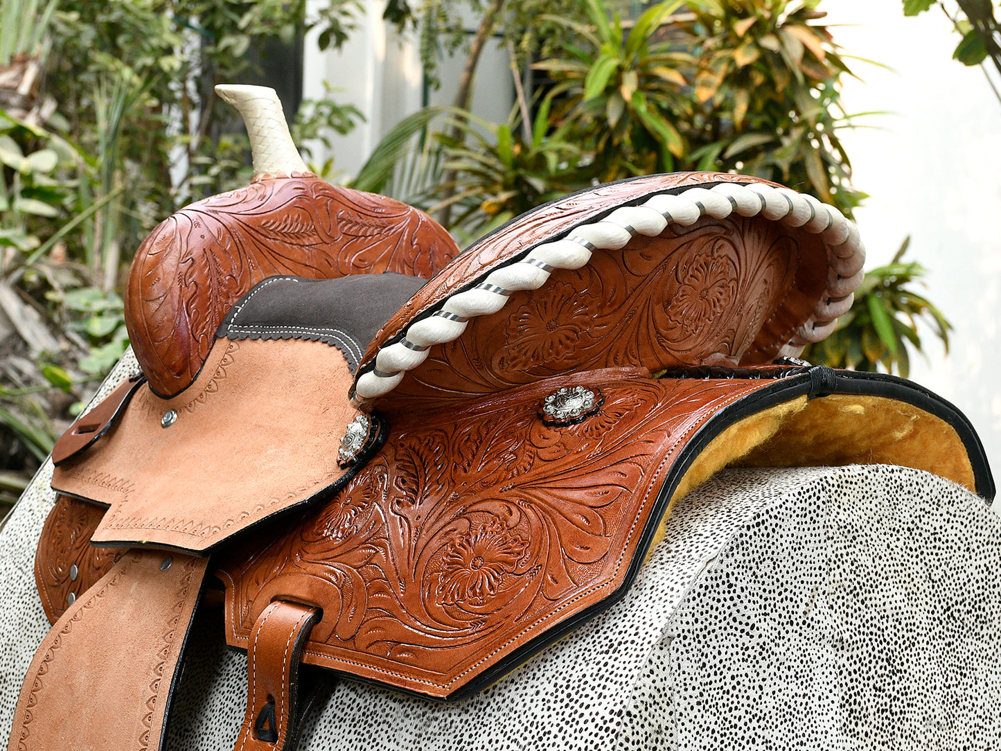 Handmade Designer Saddle in Premium Leather & Suede – Luxury, Comfort, and Durability. (Art-WSD-01 )