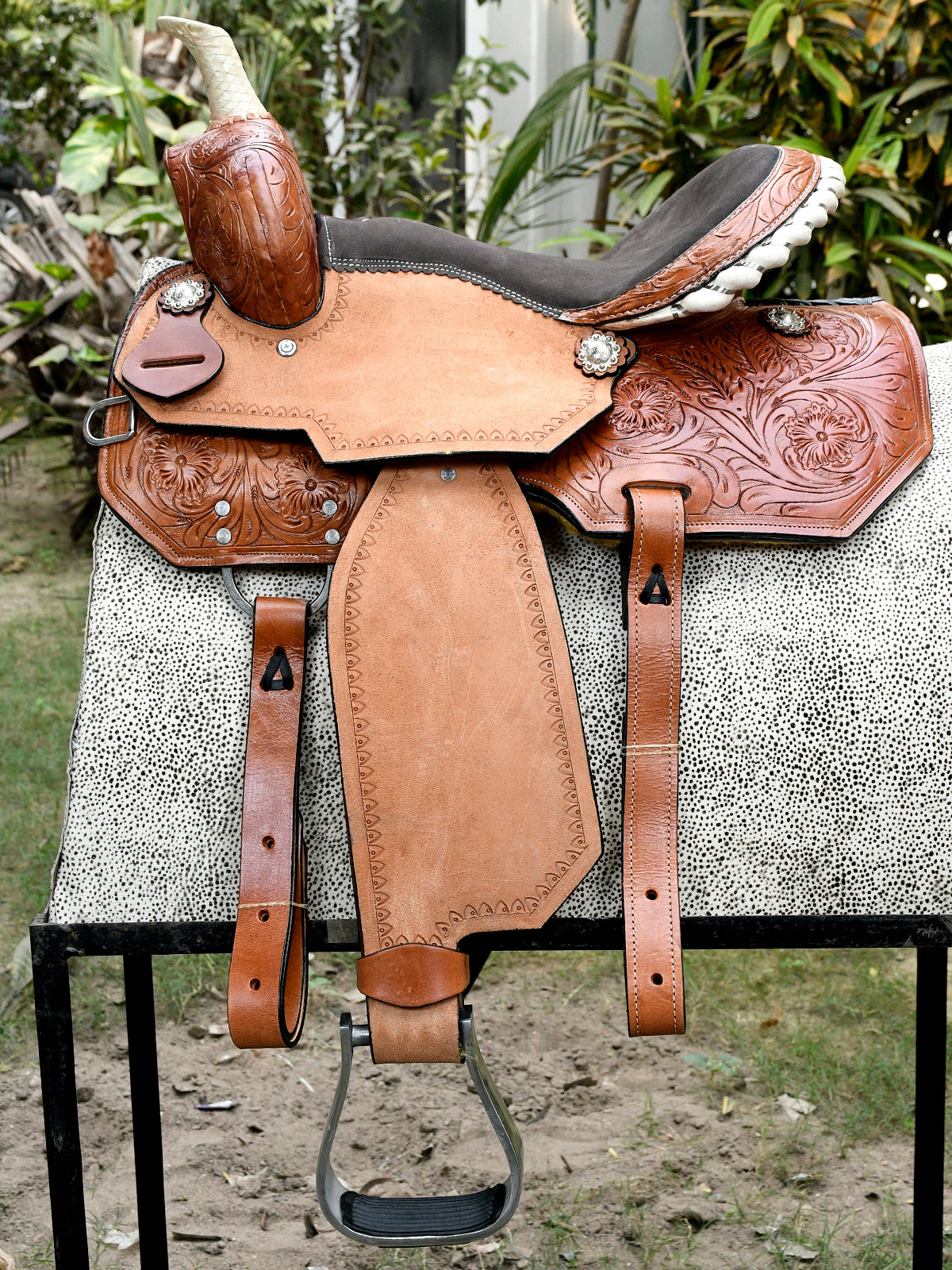 Handmade Designer Saddle in Premium Leather & Suede – Luxury, Comfort, and Durability. (Art-WSD-01 )